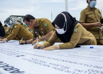 PENJAWAT awam perlu berkongsikan lokasi mereka semasa cuti Hari Raya. - ANTARA