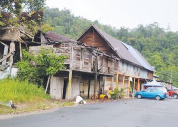 BANGUNAN rumah kedai di Kampung Lubuk Paku di pinggir Sungai Pahang yang dahulunya menjadi tumpuan ramai kini kian sepi berikutan kedudukan jauh dari jalan utama Kuantan-Kuala Lumpur. - UTUSAN/SALEHUDIN MAT RASAD