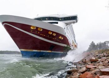 FERI Grace terkandas selepas melanggar batu dalam satu insiden di kawasan pulau yang terletak di antara Sweden dan Finland kelmarin. - AFP