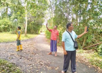 Penduduk mencari internet di sebuah kampung. - Gambar hiasan