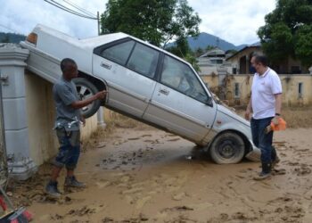 ANTHONY Loke Siew Fook (kanan) bersama Rosmadi melawat sebuah kenderaan yang tersadai di Kampung Chennah, Jelebu hari ini selepas kampung berkenaan turut teruk terjejas dilanda bencana banjir baru-baru ini.UTUSAN/ZAKKINA WATI AHMAD TARMIZI.