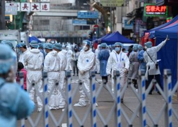 PETUGAS kesihatan bersiap sedia untuk menjalankan ujian saringan di kawasan kejiranan Jordan selepas ribuan penduduk dikenakan perintah berkurung pertama dilaksanakan di Hong Kong. - AFP