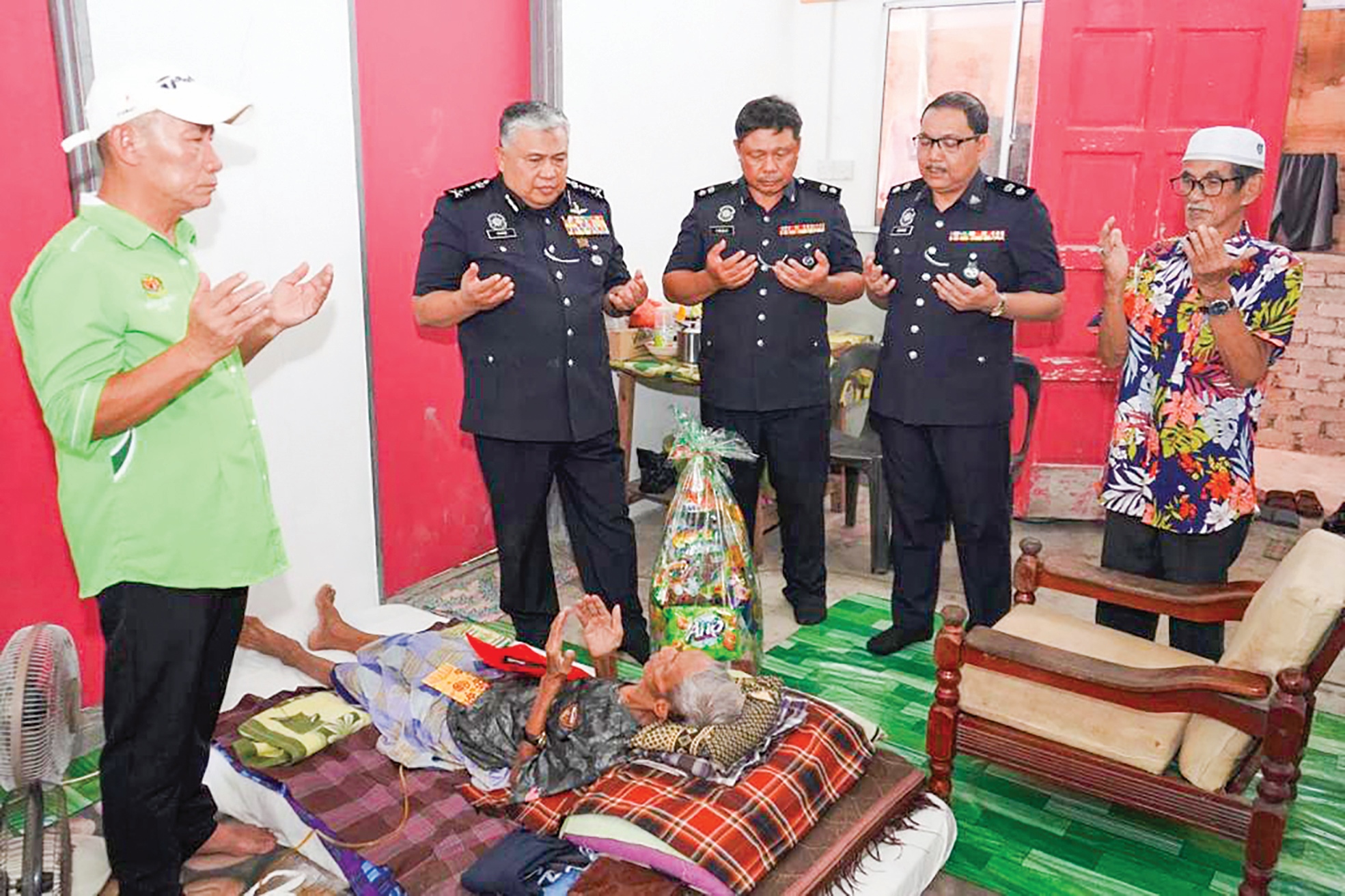 Pesuruhjaya Polis Sabah Ziarahi Bekas Anggota Uzur - Utusan Malaysia