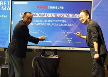 MAHMUD Abbas (kiri) dan Denny Kim menandatangani MoU secara digital sebagai gimik pemeteraian kerjasama PKNS dan Samsung di Shah Alam, Selangor, hari ini. - UTUSAN/ABDUL RAZAK IDRIS