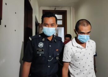 CHAN Ping Khoon, 32, ketika dihadapkan ke Mahkamah Sesyen Jenayah di George Town, Pulau Pinang hari ini atas pertuduhan cubaan membunuh seorang ahli perniagaan hingga parah dan tidak sedarkan diri dalam kejadian hujung bulan lalu. - PIX: IQBAL HAMDAN