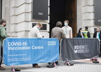 ORANG ramai beratur menunggu giliran suntikan vaksin Covid-19 di pusat vaksinasi sementara di Muzium Sains, London. - AFP 