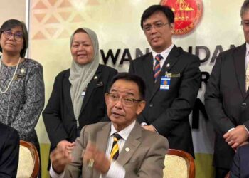 ABDUL Karim Rahman Hamzah (duduk tengah) dalam sidang akhbar selepas menyampaikan ucapan penggulungan Kementeriannya pada Persidangan Dewan Undangan Negeri (DUN) Sarawak  hari ini.