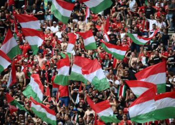 PENONTON bersorak pada perlawanan Kumpulan F EURO 2020 antara Hungary dan Perancis di Puskas Arena, Budapest pada 19 Jun lalu. – AFP