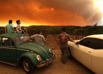 PENDUDUK melihat kebakaran hutan yang berlaku di Healdburg, California. - AFP