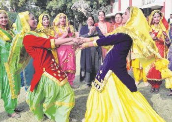 PERKAHWINAN campur melunturkan agama, budaya dan identiti komuniti Punjabi-Sikh. – GAMBAR HIASAN/AFP