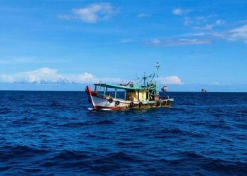 TUJUH nelayan warga Indonesia yang ditahan di perairan Kota Kinabalu semalam.-IHSAN Maritim