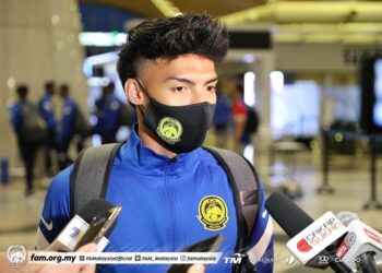 NIK AKIF SYAHIRAN NIK MAT bergenang air mata ketika ditemui pemberita di KLIA, Sepang untuk berlepas ke Ulaanbaatar, Mongolia bersama skuad kebangsaan, sebentar tadi.- IHSAN FAM