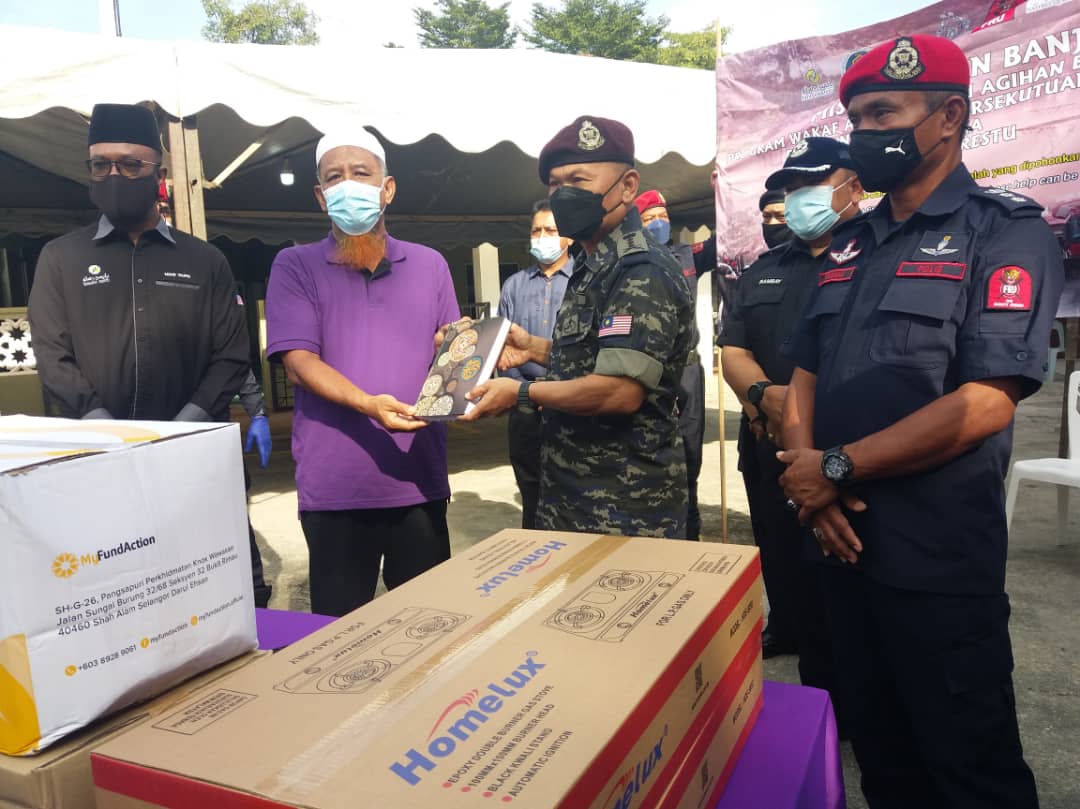 Banjir Yayasan Restu Sumbang 25 000 Al Quran Baharu Utusan Malaysia