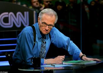 LARRY King pernah mengendalikan sebanyak 50,000 rancangan temubual dengan pemimpin dunia, bintang sukan dan artis Hollywood sepanjang enam dekad berkecimpung dalam bidang pengacaraan. - AGENSI