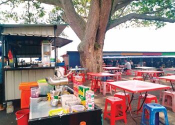 KEADAAN sebuah gerai di Pantai Puteri, Melaka yang lengang kerana kehadiran pelancong ke pantai berkenaan merosot selepas sambutan Tahun Baharu Cina, baru-baru ini. - UTUSAN/MUHAMMAD SHAHIZAM TAZALI