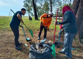 SEKUMPULAN sukarelawan mengutip sampah semasa gotong-royong anjuran TABBR bersama NGO di Pantai Bisikan Bayu, Semerak, Pasir Puteh, Kelantan. - UTUSAN/TOREK SULONG