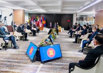 BARISAN pemimpin negara menghadiri sidang kemuncak khas ASEAN berhubung krisis Myanmar di Jakarta. - AFP