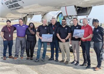 MATT Spalding (dua kiri)  bersama kru demonstrasi penerbangan Boeing 757 di Lapangan Terbang Changi, Singapura. - FOTO/HONEYWELL.