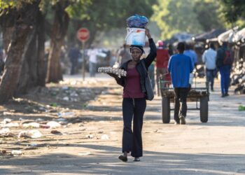 ZIMBABWE mengatasi negara Venezuela, Cuba dan Syria dalam senarai Hanke’s Annual Misery Index. - AFP