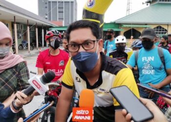 AHMAD Faizal Azumu semasa menghadiri program Senamrobik Perdana Trofi Peja 2021 di Padang Bola Sepak Lintau, Manjoi di Ipoh hari ini. - UTUSAN