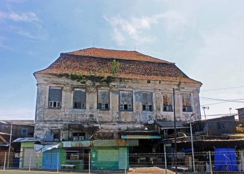 GEDUNG SETAN di Surabaya kini menjadi tempat tinggal beberapa keluarga daripada pelbagai agama. -WITNESS NEWS/LUKMAN ABDUL ROZAQ