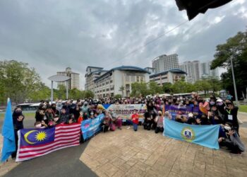 SEBAHAGIAN sukarelawan UUM yang menyertai misi kemanusiaan membantu mangsa banjir di Selangor sejak Rabu lalu.