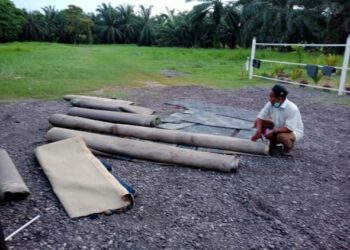 AHMAD Ridzwan Yahya sedang melihat permaidani yang rosak ditenggelami air di Pusat Tahfiz Baitul Al Quran Aishah Humairah Batu 12 Jalan Kapar di Klang, Selangor, hari ini. - UTUSAN / ABDUL RAZAK IDRIS