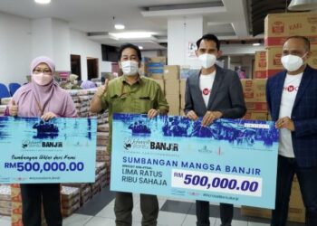 NASRUL Hadi (dua dari kanan) menyerahkan plakad simbolik penyerahan sumbangan RM500,000 oleh RichWell dalam program #RichWellBantuBanjir kepada Zamani AHmad Mansor (dua dari kiri) di Bilik Gerakan Bencana Banjir MBSA di Shah Alam, Selangor.