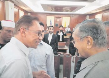 DUA sosok yang berseteru selama 18 tahun bertemu di Mahkamah Tinggi Kuala Lumpur pada 5 September 2016. Dr. Mahathir Mohamad (kanan) hadir bagi menyatakan sokongan terhadap permohonan Anwar Ibrahim bagi mencabar Akta Majlis Keselamatan Negara 2016.