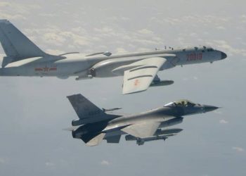 JET pejuang F-16 milik Taiwan (bawah) terbang berhampiran pesawat pengebom China, H-6. - AFP