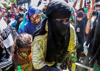 BEBERAPA wanita Rohingya menaiki trak selepas ditemukan terdampar di pesisir Pantai Ujong Blang, Aceh, Indonesia pada September tahun lalu. - ANTARA FOTO