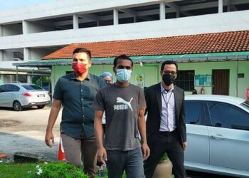 HOSSAIN Md. Shakib (tengah) didenda RM10,000 oleh Mahkamah Sesyen Ipoh hari ini selepas mengaku bersalah memberi rasuah berjumlah RM150 kepada pegawai polis, Mac tahun lalu. - UTUSAN/ASLIZA MUSA