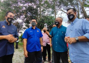 MOHAMAD Alamin (dua dari kiri) ketika selepas melawat kuarters Guru Sekolah Menengah Kebangsaan Palong 7, Jempol hari ini.-UTUSAN/NURULAZMA SHAFIQAH KHAIRUL AZHAR.