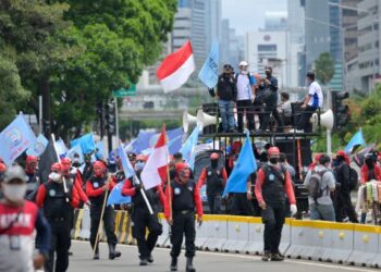 KSPI merancang untuk melakukan protes sepanjang November ini jika Jokowi menandatangani rang Undang-Undang Cipta Kerja. - AFP