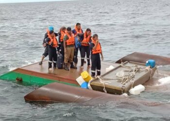 Tujuh penumpang yang terselamat dalam kejadian bot karam di perairan Kimanis, Papar hari ini.-Ihsan Maritim