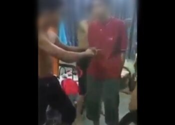 TANGKAP LAYAR rakaman video sekumpulan pelajar membuli rakan mereka di sebuah asrama sekolah.