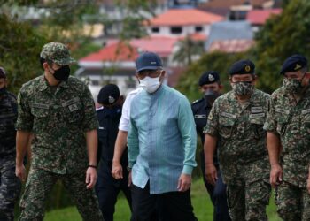 AGONG Berkenan mencemar duli berangkat melawat mangsa-mangsa banjir yang ditempatkan di lima Pusat Pemindahan Sementara (PPS) di Daerah Raub, Pahang hari ini.