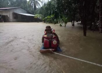 ANGGOTA bomba menyelamatkan mangsa banjir di Kampung Baru Jalan Malaysia, Jeli, Kelantan. - JABATAN BOMBA DAN PENYELAMAT MALAYSIA