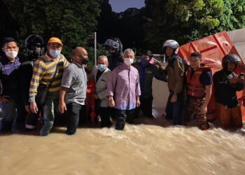 AL-SULTAN Abdullah Ri'ayatuddin Al-Mustafa Billah Shah berkenan meredah banjir melihat sendiri masalah dilalui rakyat di sekitar ibu kota.