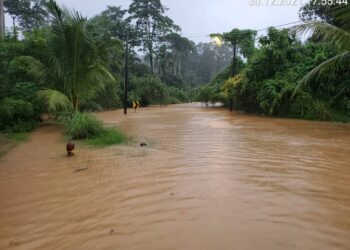 BANJIR yang melanda Jalan Jeli Lama berhampiran Kampung Jeli Lama di Jeli, Kelantan. - JKR JELI