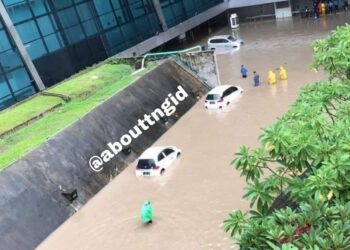 GAMBAR yang dikongsi netizen di Instagram menunjukkan kawasan banjir di Lapangan Terbang Antarabangsa Soekarno-Hatta. - AGENSI