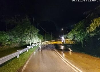 LALUAN di Jalan Jeli Lama di Jeli, Kelantan kini dibuka kepada semua kenderaan. - JKR JELI