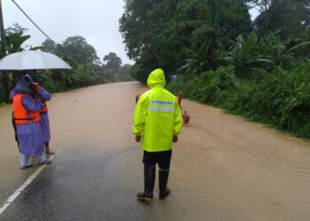 PARAS air di laluan Dabong-Jeli kini meningkat melebihi 1 meter. - JKR JELI