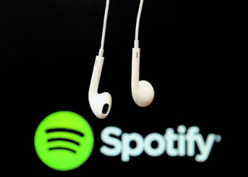 DENGAN pengebilan secara terus kepada pelanggan, Spotify tidak perlu memberikan bayaran komisen sebanyak 15 peratus kepada Google. - GAMBAR HIASAN/AGENSI