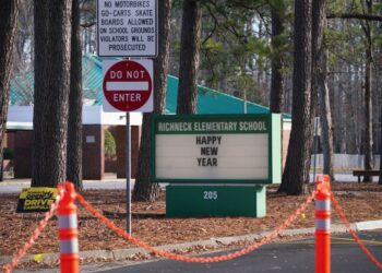 GURU Sekolah Rendah Richneck di Newport News mengambil tindakan undang-undang terhadap pihak pentadbir sekolahnya yang didakwa cuai dan tidak mengambil peduli aduan dan amaran yang dikemukakan.-AFP