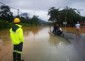 LOKASI yang dinaiki air di Jalan Dabong-Jeli dekat Jeli, Kelantan. - JKR JELI