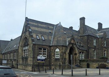 PENGETUA Sekolah Tatabahasa Batley di Yorkshire, England memohon maaf selepas seorang guru menggunakan kaikatur Nabi Muhammad ketika mengajar. - AGENSI