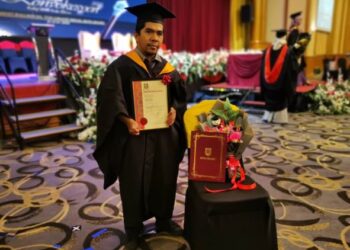 AZMI Ibrahim menunjukkan anugerah khas yang diterimanya pada Majlis Konvokesyen Kolej Uniti Kota Bharu 2022 di Kota Bharu, Kelantan. - UTUSAN/ROSALWANI CHE SOH