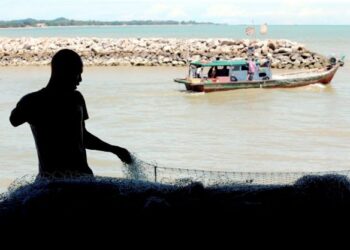 MASALAH monopoli sehingga menindas nelayan kecil sudah berlaku bertahun-tahun sehingga orang tengah dalam industri ikan negara menjadi kebal.