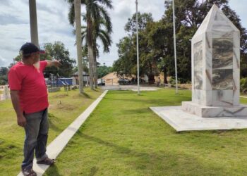 SEORANG penduduk, Yusoff Hashim, menunjukkan Tugu Peringatan Sungai Kelamah di Gemas, Tampin, Negeri Sembilan yang kini terancam dengan beberapa pembinaan kawasan sekitarnya. - UTUSAN/NOR AINNA HAMZAH